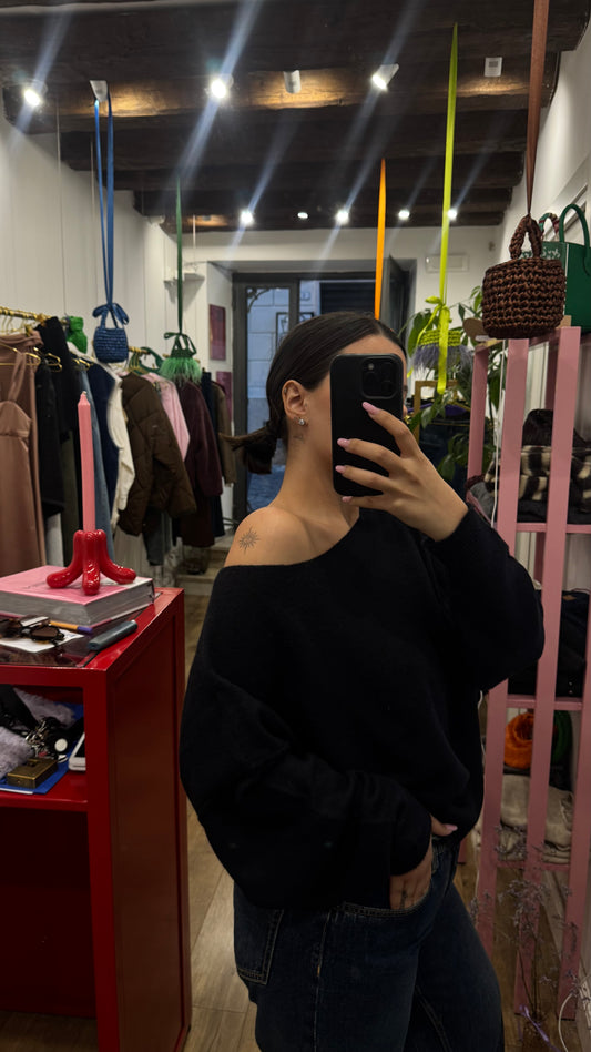 Maglione over spalla scoperta