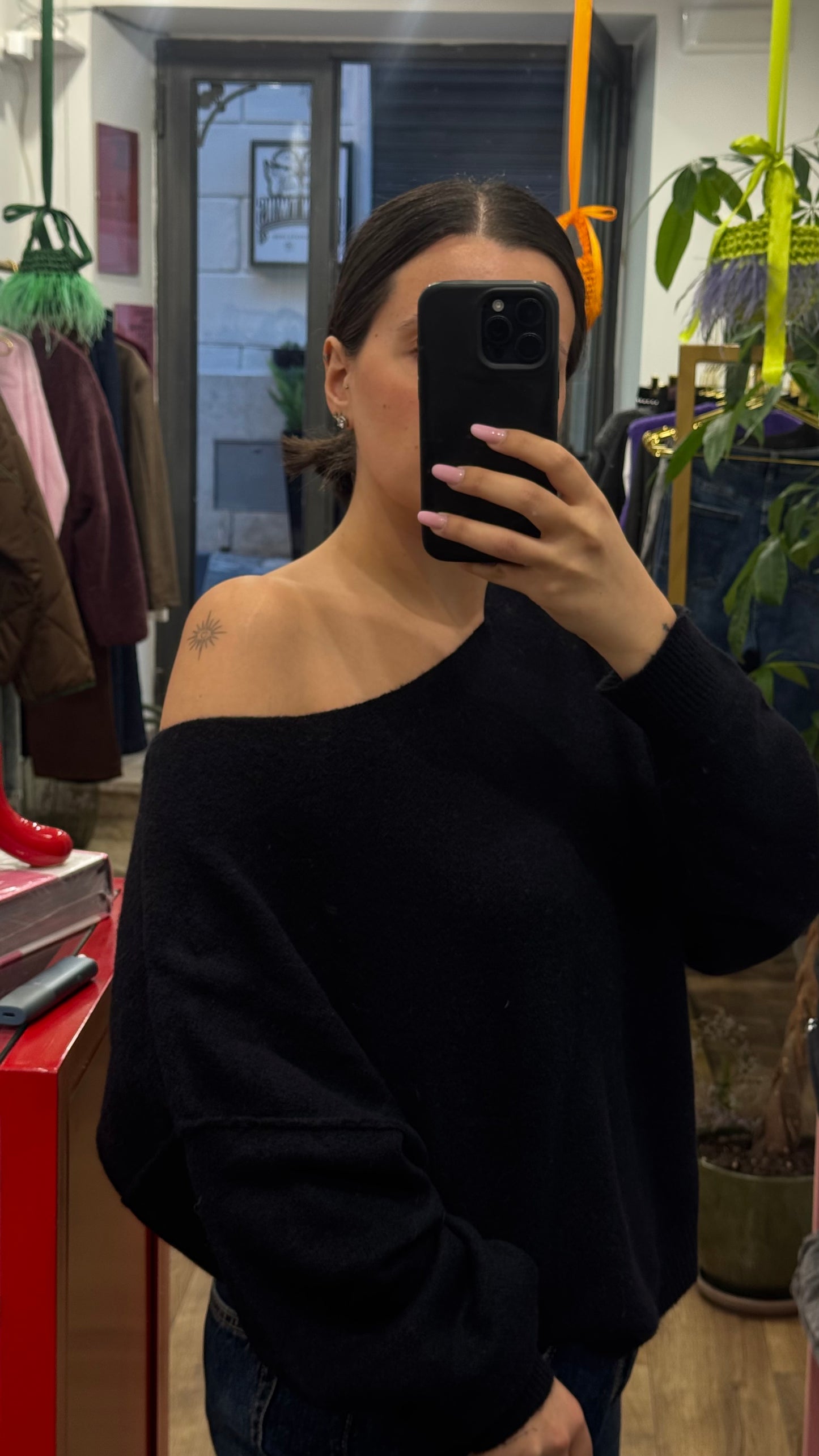 Maglione over spalla scoperta